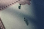 Nhìn thấy dấu chân trẻ con trên ôtô phủ đầy tuyết, cô gái kinh hãi khi phát hiện thêm chi tiết kỳ quái