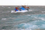 Tàu cá va đá ngầm, 4 ngư dân gặp nạn