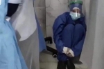 Clip: Khoảnh khắc y tá ngồi thu mình một góc, thẫn thờ nhìn bệnh nhân nhiễm Covid-19 ra đi khiến cả thế giới chấn động