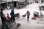 Clip: Khoảnh khắc xe ben trôi dốc khiến người dân 2 bên đường hoảng sợ, hô hoán bỏ chạy