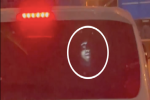 Ám ảnh gương mặt trắng toát xuất hiện đằng sau xe ôtô giữa đêm, mục đích của việc làm bị dân mạng lên án