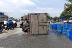 Dân giúp tài xế xe tải gom hàng tấn cá lóc đổ xuống đường
