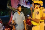 'Thông chốt' rồi vứt xe máy đi bộ về nhà khi bị CSGT đo độ cồn ở Sài Gòn