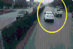 CLIP: Xe chuyên dụng truy đuổi Mazda trên quốc lộ, CSGT gõ cửa liên hồi, kéo tài xế ra ngoài