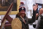 Hy hữu trong cuộc tấn công Điện Capitol: Người biểu tình Mỹ vác bục phát biểu của Hạ viện đi bán đấu giá?