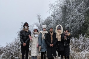 Sáng nay đỉnh Mẫu Sơn, Phja Oắc cây cối đóng băng, nhiều du khách thích thú chụp ảnh check in