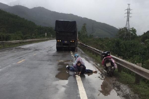 Tai nạn thương tâm: Hai mẹ con ngồi bệt xuống đường, ôm thi thể chồng khóc ngất giữa trời mưa lạnh