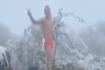 Clip: Giữa Mẫu Sơn băng tuyết trắng trời, người đàn ông không mặc quần áo trèo lên cây hò hét khiến nhiều người nhìn thôi cũng rùng mình