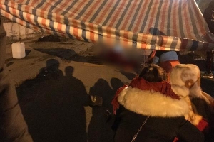 Vụ cô gái bị nam thanh niên sát hại dã man ở Hà Nội: Người thân khóc ngất giữa đêm đông lạnh giá tại hiện trường