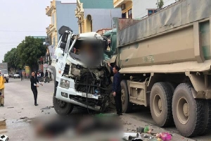 Ninh Bình: Hai ôtô đấu đầu kinh hoàng, 4 người nhập viện khẩn cấp