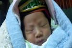 Hải Dương: Xót xa bé trai 2 tuần tuổi bị bỏ rơi trước cổng chùa lúc rạng sáng