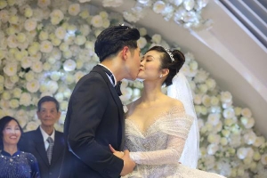 Huỳnh Anh và bạn gái dự cưới MC Thùy Linh