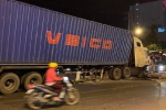 Xe container cày nát hơn 20m dải phân cách ở Thủ Đức