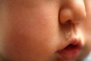 Bác sĩ Nhi cảnh báo: Thường xuyên rửa mũi cho trẻ tưởng tốt hóa ra nguy hại vô cùng