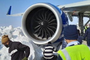 Máy bay chở 233 hành khách bị hỏng vì đâm phải tuyết