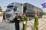 Cận cảnh vụ bắt giữ 14 xe container chở 300 tấn hàng lậu 'rồng rắn' từ Trung Quốc về