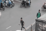 Thanh niên mở cốp ô tô, rút kiếm truy đuổi tài xế xe tải gây náo loạn phố Sài Gòn