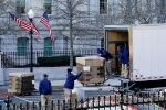 Nhân viên bận rộn chuyển đồ rời Nhà Trắng
