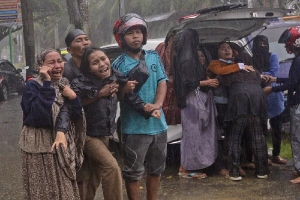 Indonesia chạy đua cứu người sau vụ động đất