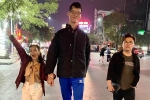 Việt Hương khoác tay 'người khổng lồ' Trần Ngọc Tú đi dạo ở Hải Phòng gây chú ý