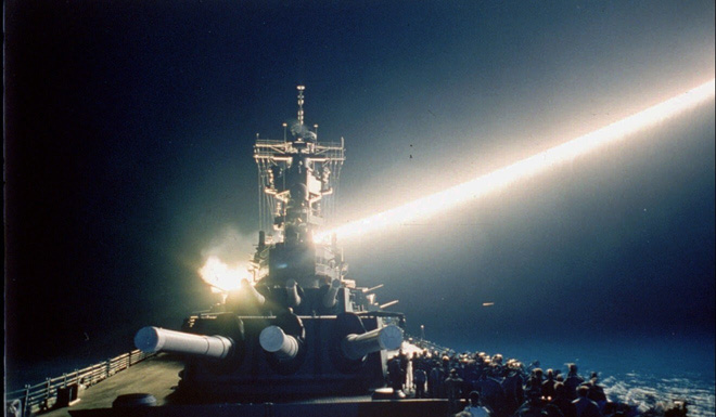 Tên lửa hành trình Tomahawk thắp sáng bầu trời đêm khi nó được bắn đi từ tàu USS Wisconsin trong Chiến tranh vùng Vịnh vào tháng 1/1991. Ảnh: AP