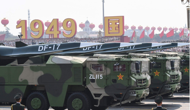 Tên lửa DF-17 trong cuộc diễu binh ở Bắc Kinh năm 2019 nhân kỷ niệm 70 năm ngày thành lập nước Cộng hòa Nhân dân Trung Hoa. Ảnh: AFP