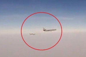 Clip: Cú tạt đầu 'chết người' của Su-27 Nga khiến máy bay Mỹ hoảng hồn