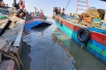Tích cực trục vớt tàu chở dầu lật úp gần cảng cá ở Nghệ An
