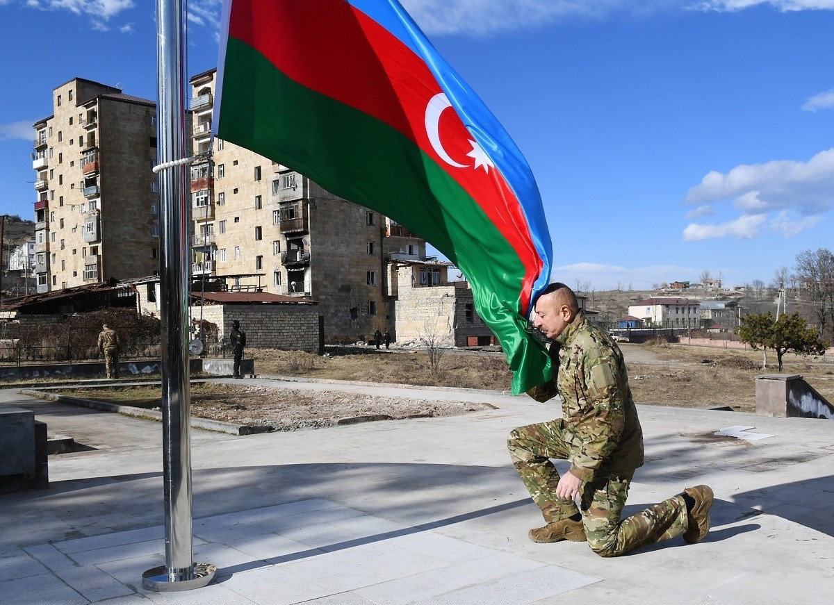 Tổng thống Azerbaijan Ilham Aliyev quỳ gối trước quốc kỳ trong chuyến thăm thành phố Shusha.