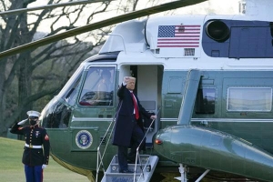 Tổng thống Trump vẫy tay từ biệt Nhà Trắng