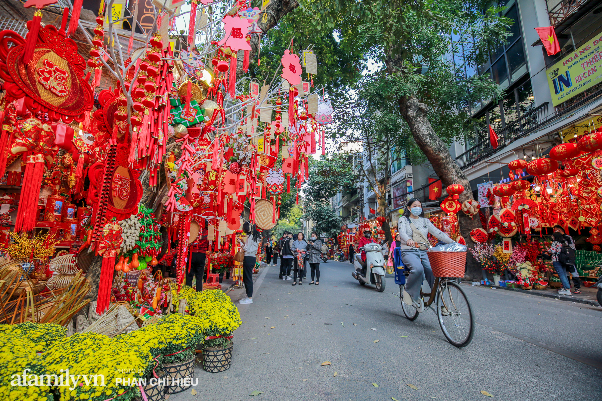 Hàng Mã là điểm đến nổi tiếng của Hà Nội trong dịp Tết. Hãy tham quan và chiêm ngưỡng những sản phẩm độc đáo, mang đậm bản sắc văn hóa của Việt Nam tại Hàng Mã và cảm nhận tinh hoa của Hà Nội trong ngày Tết.