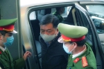 Ông Đinh La Thăng đeo khẩu trang, đến tòa bằng xe đặc chủng