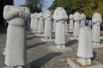 Trước lăng mộ Võ Tắc Thiên có 61 pho tượng đá đứng canh, tại sao tất cả những pho tượng này đều không có đầu?