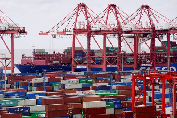 Một cảng container tại TP Thượng Hải - Trung Quốc. Trong giai đoạn từ tháng 1 đến tháng 11/2020, Trung Quốc mua 82 tỉ USD hàng hóa Mỹ. Ảnh: Reuters