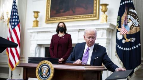 Ngay những ngày làm việc đầu tiên tại Nhà Trắng, tân Tổng thống Mỹ Biden đã ra quyết định đảo ngược hàng loạt chính sách của người tiền nhiệm