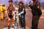 Thấy CSGT, 'biker' khiêng xe đạp… vượt rào