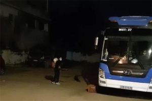 Chặn bắt xe khách 'lén' đón 14 người từ Hải Dương về Nghệ An trong đêm
