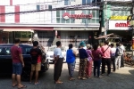 Dân Myanmar đổ xô đi rút tiền, ngân hàng đóng cửa hàng loạt