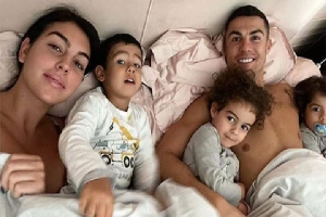 Ronaldo đăng ảnh 'giường chiếu' giữa cáo buộc vi phạm quy định cách ly