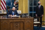 Ông Trump đã ký thỏa thuận giờ chót để 'trói tay' chính quyền Biden