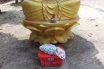 Bé trai 5 ngày tuổi quấn kín khăn, bị bỏ rơi trong chiếc giỏ bên cạnh tượng Phật ngày cận Tết