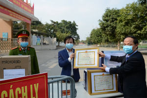 Hiệu trưởng Tiểu học Xuân Phương nhận giấy khen nhờ chống dịch