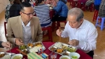 Thừa Thiên - Huế: Chủ tịch tỉnh ăn cơm cùng bà con nghèo tại quán cơm 5.000