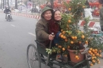 Bức ảnh đôi vợ chồng 50 tuổi đèo nhau và những lời chúc ấm lòng cho ngày cuối năm