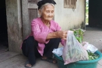 Chuyện chưa kể về cụ bà 84 tuổi 2 năm đạp xe lên xã xin thoát nghèo
