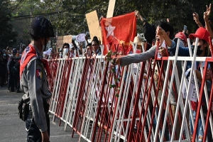 Biểu tình phản đối chính quyền quân quản ở Myanmar bước sang ngày thứ 2: Súng đã nổ