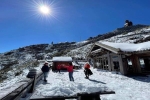 29 Tết, du khách đổ xô lên Fansipan ngắm tuyết