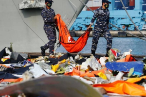 Dấu hiệu bất thường của máy bay chở 62 người rơi ở Indonesia