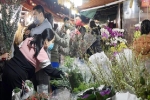 Chùm ảnh: Sáng sớm 30 Tết, biển người chen chân tại chợ hoa lớn nhất Hà Nội