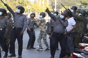 Lực lượng an ninh Myanmar dùng ná bắn người biểu tình